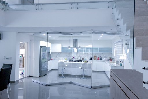 Divisória de vidro em ambiente corporativo