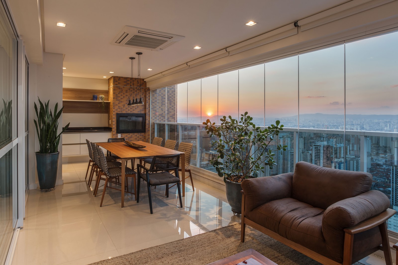 Sacada com sistema de envidraçamento instalado