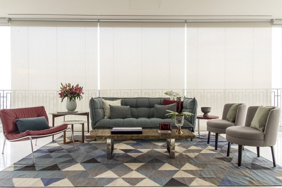 Persianas motorizadas em sala de estar